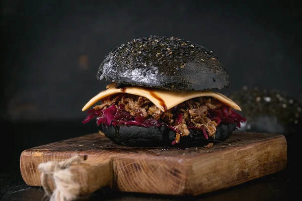 Black Burger mit Eintöpfen — Stockfoto