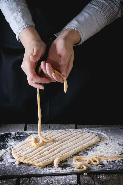 Att göra pasta av kvinnliga händer — Stockfoto