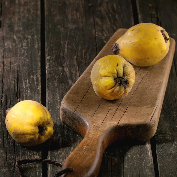 Quinces sobre madera —  Fotos de Stock