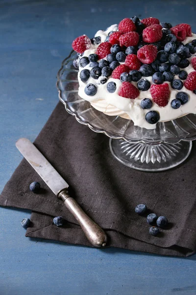 Pavlova dessert with fresh berries — Stock Photo, Image