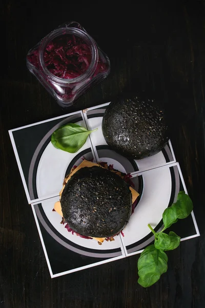 Black Burger mit Eintöpfen — Stockfoto