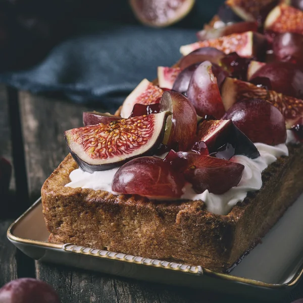 Tart with Grapes and Figs — Stock Photo, Image