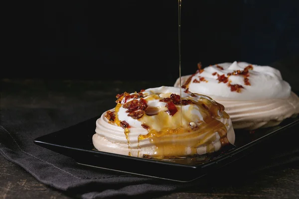 Павлова десерт з карамеллю — стокове фото