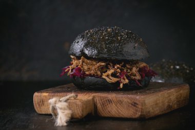 Yemekler ile siyah burger