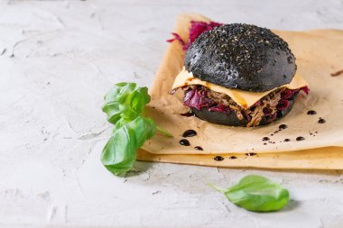 Yemekler ile siyah burger