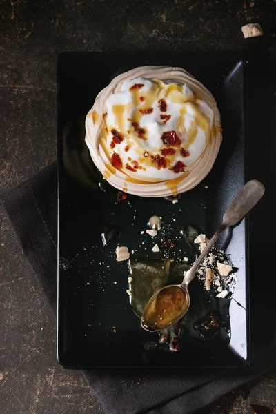 Postre Pavlova con caramelo — Foto de Stock