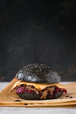 Yemekler ile siyah burger