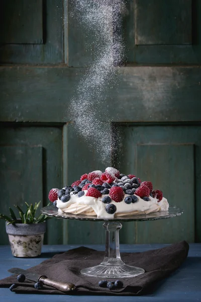 Pavlova Dessert mit frischen Beeren — Stockfoto