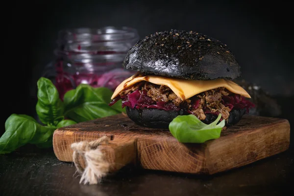 Black Burger mit Eintöpfen — Stockfoto