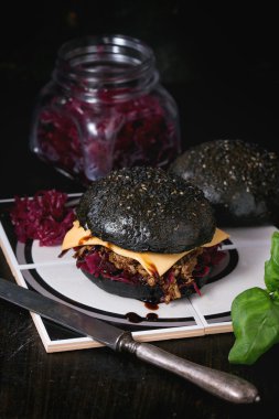 Yemekler ile siyah burger