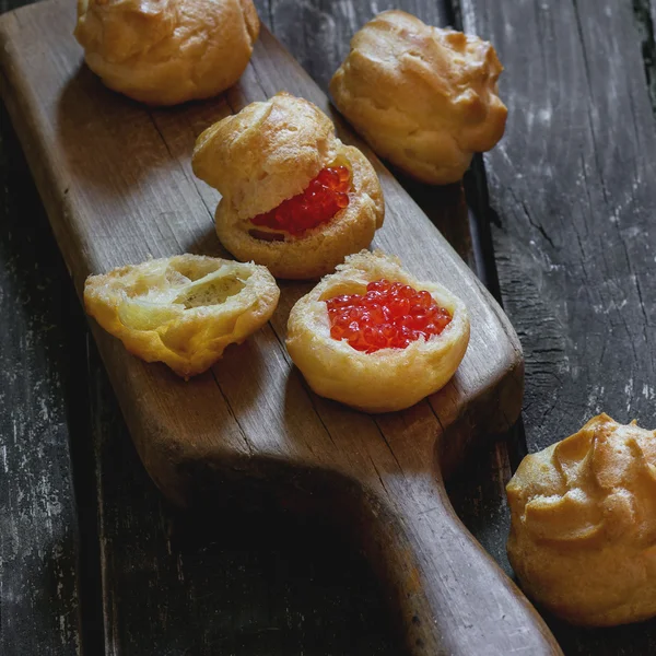 Profiteroles com caviar vermelho — Fotografia de Stock