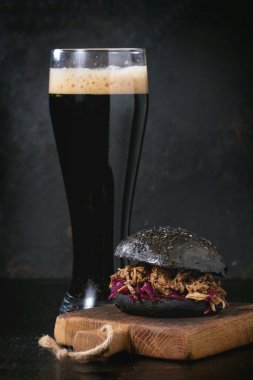 Karanlık bira ile siyah burger