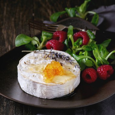 Keçi peyniri ile bal ve ahududu