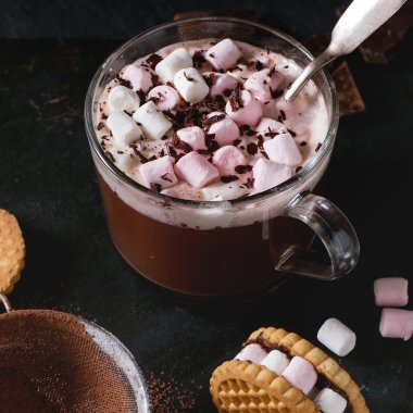 Şekerlemeli sıcak çikolata.