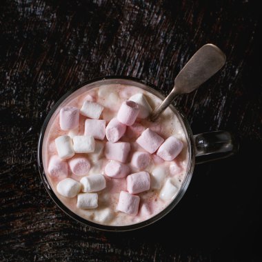 Şekerlemeli sıcak çikolata.