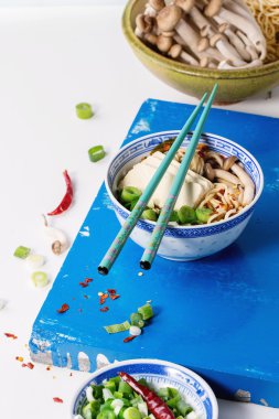 Asya çorba ramen beyaz peynir ile