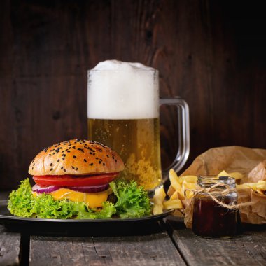 Ev yapımı hamburger bira ve patates ile