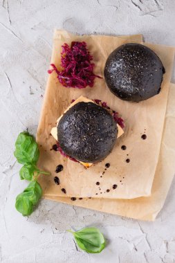 Yemekler ile siyah burger