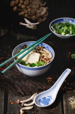 Asya çorba ramen beyaz peynir ile