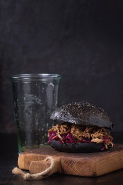 Karanlık bira ile siyah burger