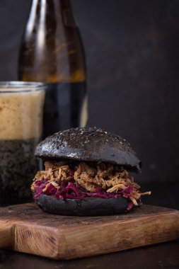 Karanlık bira ile siyah burger