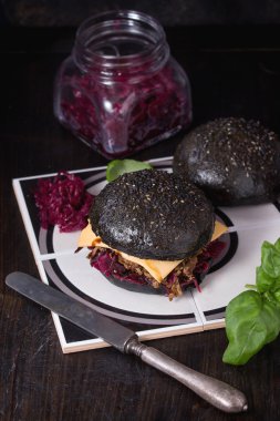 Yemekler ile siyah burger