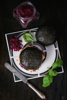 Yemekler ile siyah burger