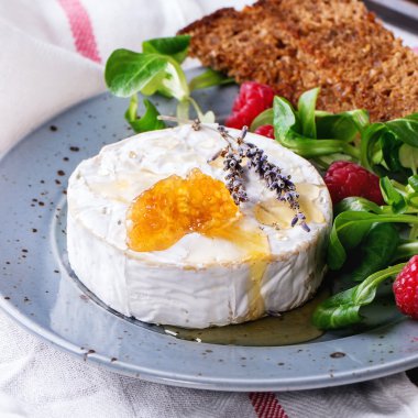 Keçi peyniri ile bal ve ahududu