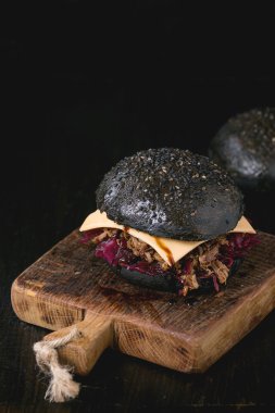 Yemekler ile siyah burger