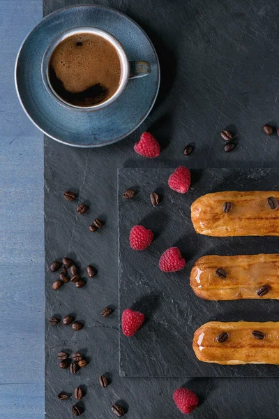 Pastel de café con frambuesas — Foto de Stock