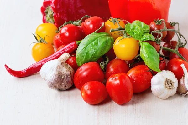 Sortimento de tomates e legumes — Fotografia de Stock
