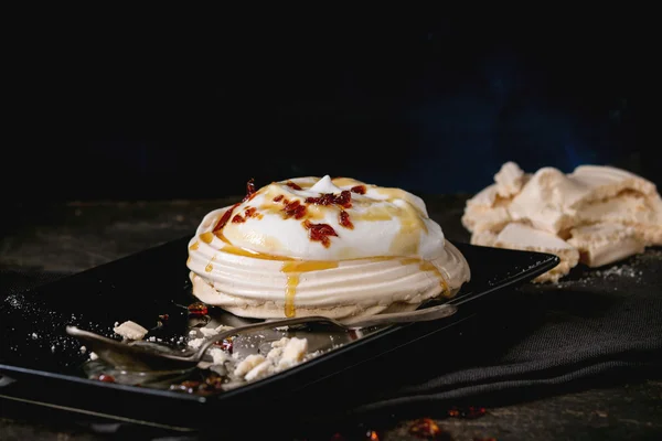 Karamella Pavlova desszert — Stock Fotó