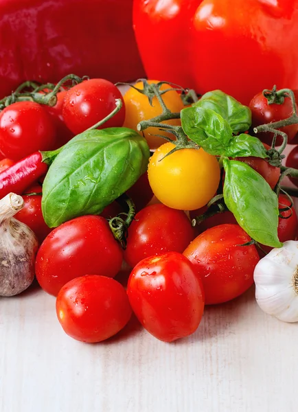 Assortment of tomatoes and vegetables — Stock Photo, Image