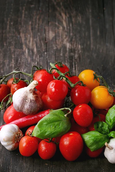 Assortment of tomatoes and vegetables — Stock Photo, Image