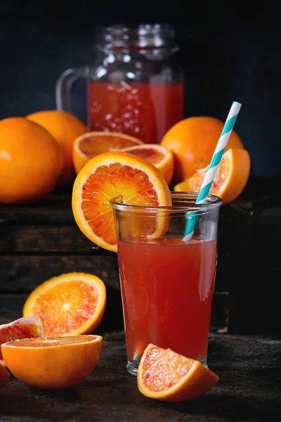 Laranjas de sangue com suco — Fotografia de Stock