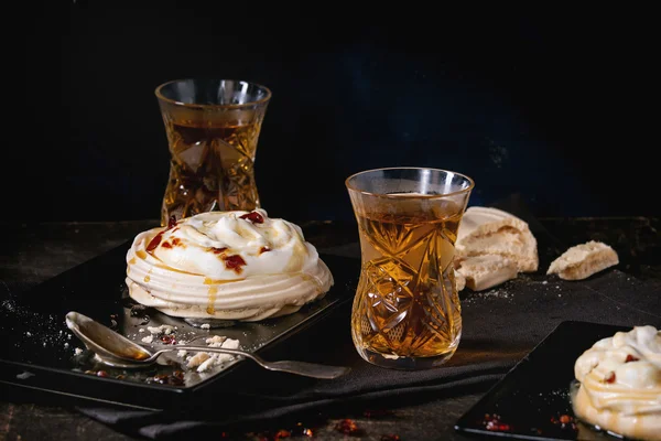 Karamella Pavlova desszert — Stock Fotó