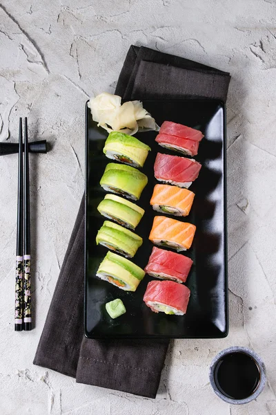 Ensemble de sushis nigiri et rouleaux — Photo