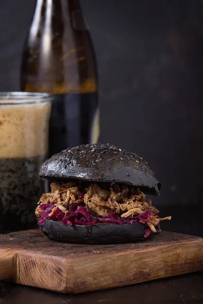 Schwarzer Burger mit dunklem Bier — Stockfoto