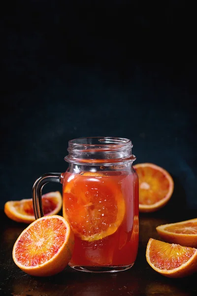 Laranjas de sangue com suco — Fotografia de Stock