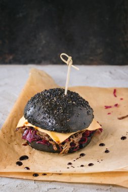 Yemekler ile siyah burger