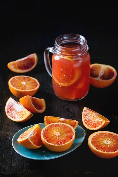 Laranjas de sangue com suco — Fotografia de Stock