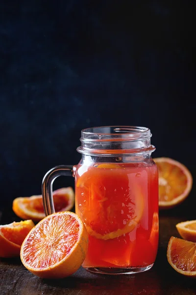 Kan portakal suyu ile — Stok fotoğraf