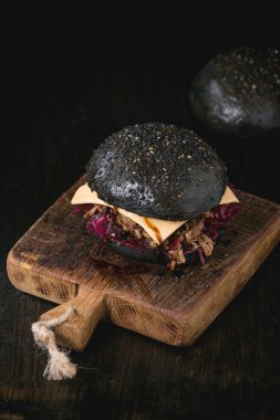 Yemekler ile siyah burger