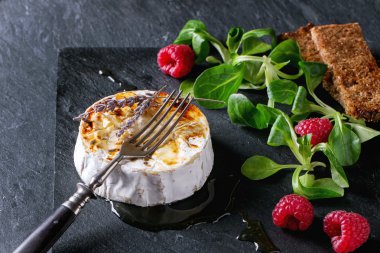 Bal ve ahududu ile pişmiş keçi peyniri