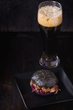 Karanlık bira ile siyah burger