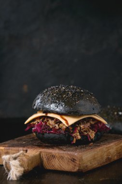 Yemekler ile siyah burger