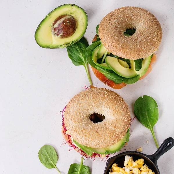 Somon ve yumurta ile simit