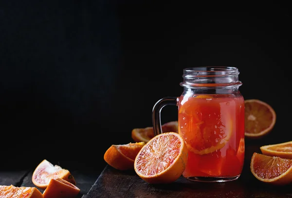 Naranjas de sangre con jugo —  Fotos de Stock