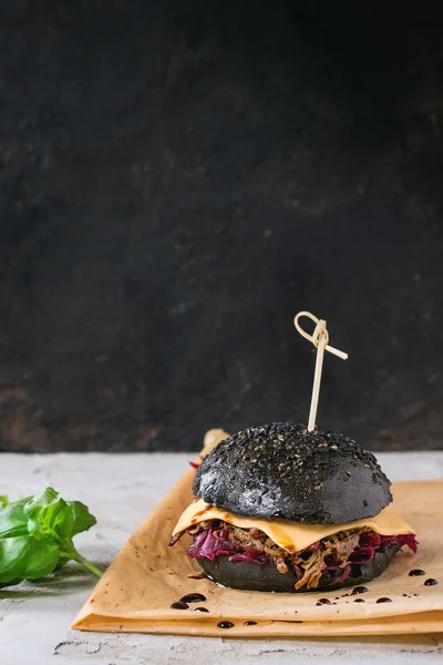 Czarny burger z gulaszu — Zdjęcie stockowe