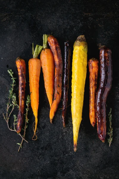 Zanahorias coloridas horneadas —  Fotos de Stock